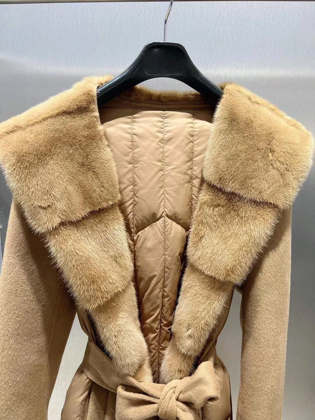 Tweed kabát, V-nyakú, hosszú kapucnis laza változata a gallér splicing design meleg, hangulatos 2023 téli új 1030